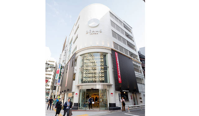 大阪･秋村泰平堂が手がけた63個の提灯が飾られたファサード。提灯には47都道府県とビームス創業の地・新宿をアイコンにしたロゴが描かれている