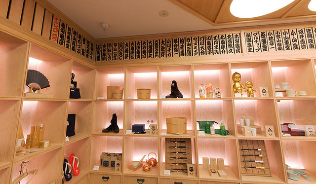 全国各地の伝統工芸品や日用品、食品のほか、日本のクリエーションを紹介するイベントスペースが並ぶエントランスフロア奥には“TEAM JAPAN”メンバーの名前が木札になって飾られている