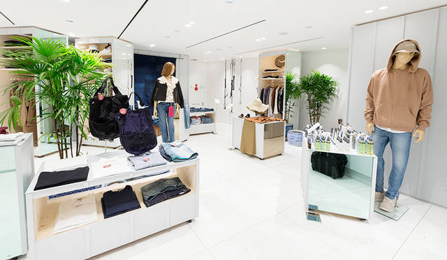 ”衣”をテーマに、ビームスがセレクトした日本ブランドが並ぶ2階。ブランドは続々と入れ替わる予定