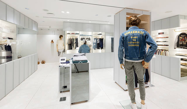 ”衣”をテーマに、ビームスがセレクトした日本ブランドが並ぶ2階。「ループウィラー」と「テーラー東洋」は、それぞれBEAMSコラボレーションアイテムも販売