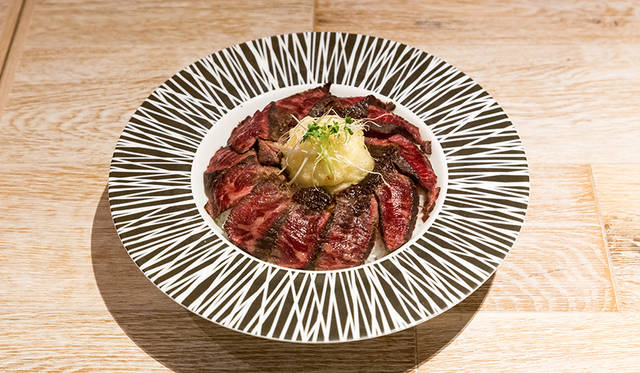 地下1階には、総合アドバイザーの小山薫堂氏がプロデュースしたレストラン「日光金谷ホテル クラフトグリル」がお目見え。トッピングにフライドエッグをのせた赤城和牛の“ビフテキ丼”