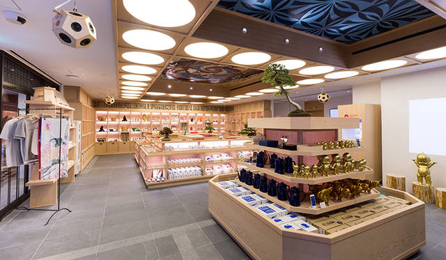 全国各地の伝統工芸品や日用品、食品のほか、日本のクリエーションを紹介するイベントスペースが並ぶエントランスフロア