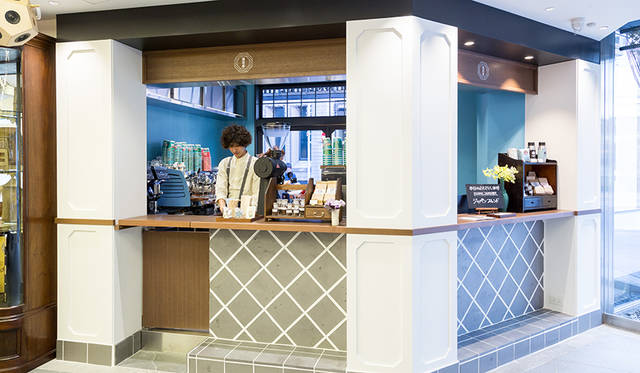 全国各地の伝統工芸品や日用品、食品のほか、日本のクリエーションを紹介するイベントスペースが並ぶエントランスフロアには、珈琲専門店の「猿田彦珈琲」のコーヒースタンドも