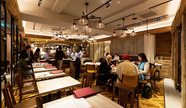 地下1階には、総合アドバイザーの小山薫堂氏がプロデュースしたレストラン「日光金谷ホテル クラフトグリル」がお目見え