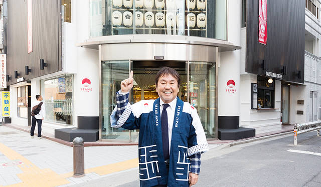 「“日本”を切り口に、ファッション、プロダクツ、カルチャー、飲食まで、日本人ならではのセンスやウィットを世界に発信したいと、“TEAM JAPAN”を立ち上げました。匠が作り出す貴重なものから新しいおたくカルチャーまで、両極なものを一堂に揃えるショップはなかなかないですよね。その振り幅が、まさにBEAMS だと思っています。ファッションをテーマにした2階と3階はもちろん、4階と5階のフロアではカルチャーと匠を見事に組み合わせているので、その辺もぜひ見ていただけたらと思います」とアピールする設楽洋・ビームス社長