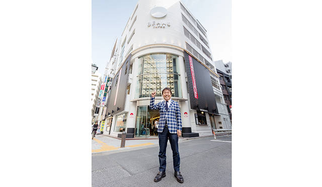 大阪･秋村泰平堂が手がけた63個の提灯が飾られたファサード。提灯には47都道府県とビームス創業の地・新宿をアイコンにしたロゴが描かれている