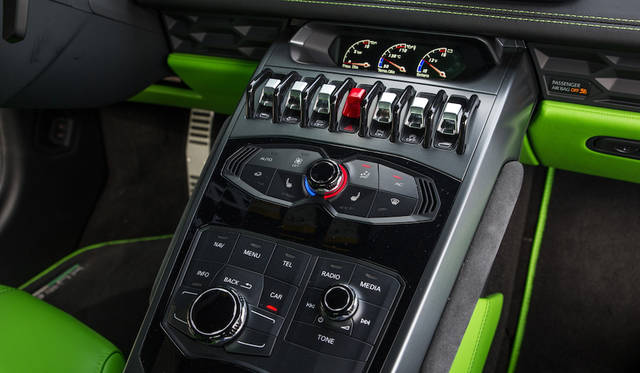 内外装とも六角形のモチーフが散見される