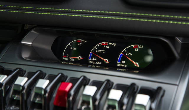 内外装とも六角形のモチーフが散見される