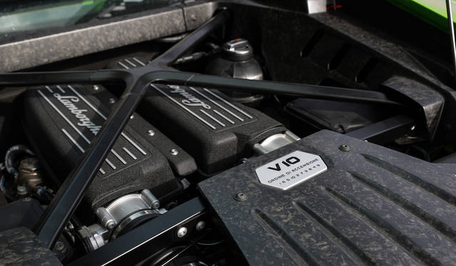 最高出力は580馬力 (427 kW) @ 8000 rpm。最大トルクは540Nm@6500rpm。低負荷時は5気筒になる気筒休止システム採用