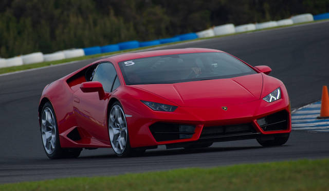 車重は1389kgでLP610-4より33kg減