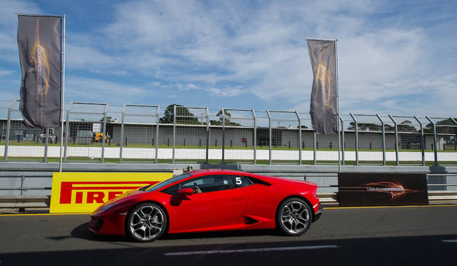 ブレーキはスチール製でブレーキディスクキャリパーはアルミニウム製