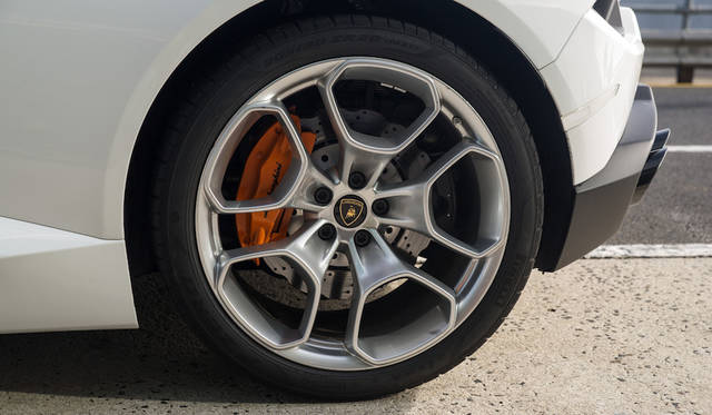 後輪駆動車用に開発されたピレリPゼロを装着