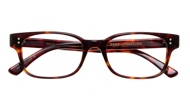 <strong>DH01</strong><br /> 1990年代に頭角を現した「ヤング・ブリティッシュ・アーティスト」。その一人であるコンテンポラリーアーティストがイメージソース。スタンダードなスクエアフレームに仕上げられた。作品群からインスパイアされた、全5色を展開する。 2万6000円（税抜）