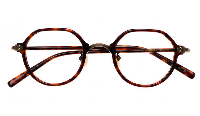 <strong>FOG series</strong><br /> 建築の慣習を覆し、作品を通してさまざまな問題を提起してきた現代建築家がイメージソース。アセテートとチタンのコンビネーションが知性を醸し出す。フロントのブリッジ部をはじめ、独自開発した機能的なパーツが光る。3型、各5色を展開する。 3万3000円（税抜）