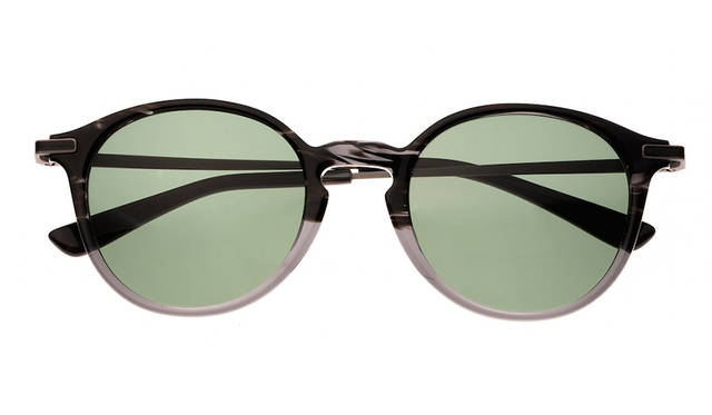 <strong>MR series</strong><br /> 抽象表現主義の代表的な画家、そして彼の作品群からインスパイアされたモデル。メタルパーツはアンティークな色調にすることで落ち着いた印象に。鎧部にアセテートと同色のカラーリングを施すなど、上質感を演出している。「MR01」のみ眼鏡とサングラスを展開。各5色を展開する。眼鏡｜3万円、サングラス 3万1000円（いずれも税抜）