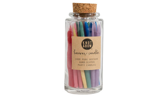 ブルックリンにお店をかまえるKnot & Bowは、アメリカの昔ながらのスクールサプライをインスピ レーションとした、モダンでありながらもノスタルジックな雰囲気のギフトラッピングや紙製品を扱う 専門店。 フルーツと、ニューヨークを代表するストリートフードをデザインしたラッピングペーパー は、アーティストのErin Jangとのコラボレーションによるもの。小瓶に入ったバースデーキャンドル は、Knot & Bowの一番人気のアイテム。<br><br>Candle Jars / Rainbow 36本入り　3672円