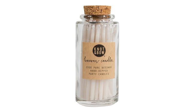 ブルックリンにお店をかまえるKnot & Bowは、アメリカの昔ながらのスクールサプライをインスピ レーションとした、モダンでありながらもノスタルジックな雰囲気のギフトラッピングや紙製品を扱う 専門店。 フルーツと、ニューヨークを代表するストリートフードをデザインしたラッピングペーパー は、アーティストのErin Jangとのコラボレーションによるもの。小瓶に入ったバースデーキャンドル は、Knot & Bowの一番人気のアイテム。<br><br>Candle Jars / Ivory 36本入り　3672円<br>