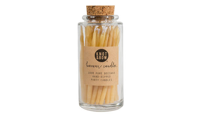 ブルックリンにお店をかまえるKnot & Bowは、アメリカの昔ながらのスクールサプライをインスピ レーションとした、モダンでありながらもノスタルジックな雰囲気のギフトラッピングや紙製品を扱う 専門店。 フルーツと、ニューヨークを代表するストリートフードをデザインしたラッピングペーパー は、アーティストのErin Jangとのコラボレーションによるもの。小瓶に入ったバースデーキャンドル は、Knot & Bowの一番人気のアイテム。<br><br>Candle Jars / Natural 36本入り　3672円<br>