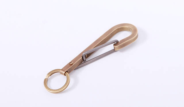 店内什器にもこだわりのあるrag & bone では、ブルック リンのサンセットパークにあるワークハウスにて、店舗 用の一部什器を手作業で製作している。そのワークハ ウスの職人の手で、1点1点すべての工程を手作業で製 作されたカスタムアクセサリーコレクション。<br><br> KEY FOB 1万1880円 　<br> 