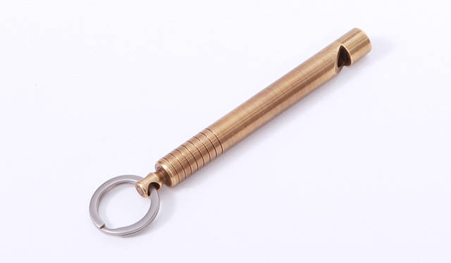 店内什器にもこだわりのあるrag & bone では、ブルック リンのサンセットパークにあるワークハウスにて、店舗 用の一部什器を手作業で製作している。そのワークハ ウスの職人の手で、1点1点すべての工程を手作業で製 作されたカスタムアクセサリーコレクション。<br><br>KEY HOLDER 1万1880円<br>