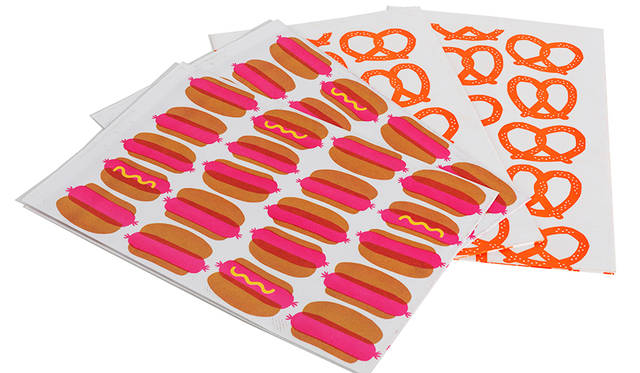 ブルックリンにお店をかまえるKnot & Bowは、アメリカの昔ながらのスクールサプライをインスピ レーションとした、モダンでありながらもノスタルジックな雰囲気のギフトラッピングや紙製品を扱う 専門店。 フルーツと、ニューヨークを代表するストリートフードをデザインしたラッピングペーパー は、アーティストのErin Jangとのコラボレーションによるもの。小瓶に入ったバースデーキャンドル は、Knot & Bowの一番人気のアイテム。<br><br>Hot Dogs + Pretzels Gij Wrap  4枚入り 1080円