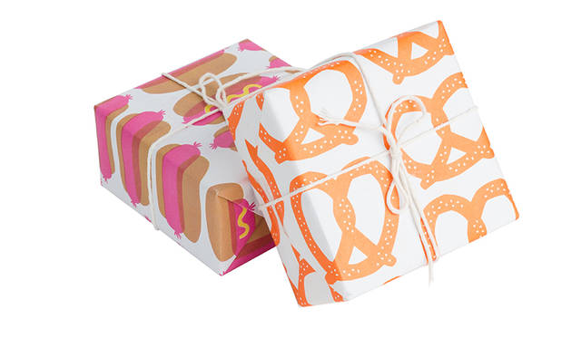 ブルックリンにお店をかまえるKnot & Bowは、アメリカの昔ながらのスクールサプライをインスピ レーションとした、モダンでありながらもノスタルジックな雰囲気のギフトラッピングや紙製品を扱う 専門店。 フルーツと、ニューヨークを代表するストリートフードをデザインしたラッピングペーパー は、アーティストのErin Jangとのコラボレーションによるもの。小瓶に入ったバースデーキャンドル は、Knot & Bowの一番人気のアイテム。<br><br> Hot Dogs + Pretzels Gij Wrap  4枚入り 1080円