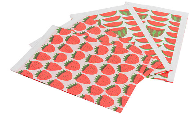 ブルックリンにお店をかまえるKnot & Bowは、アメリカの昔ながらのスクールサプライをインスピ レーションとした、モダンでありながらもノスタルジックな雰囲気のギフトラッピングや紙製品を扱う 専門店。 フルーツと、ニューヨークを代表するストリートフードをデザインしたラッピングペーパー は、アーティストのErin Jangとのコラボレーションによるもの。小瓶に入ったバースデーキャンドル は、Knot & Bowの一番人気のアイテム。<br><br>Strawberries + Watermelons Gij Wrap 4枚入り 1080円<br> 