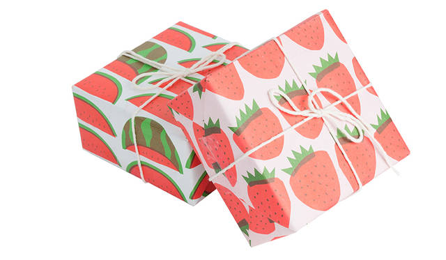 ブルックリンにお店をかまえるKnot & Bowは、アメリカの昔ながらのスクールサプライをインスピ レーションとした、モダンでありながらもノスタルジックな雰囲気のギフトラッピングや紙製品を扱う 専門店。 フルーツと、ニューヨークを代表するストリートフードをデザインしたラッピングペーパー は、アーティストのErin Jangとのコラボレーションによるもの。小瓶に入ったバースデーキャンドル は、Knot & Bowの一番人気のアイテム。<br><br> Strawberries + Watermelons Gij Wrap 4枚入り 1080円<br> 