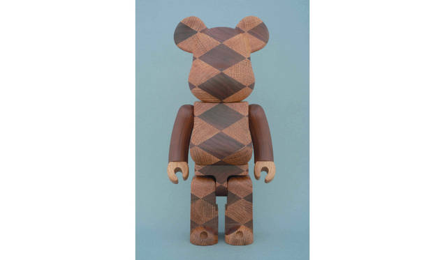 <strong>BE@RBRICK カリモク WOVEN 400%</strong>／価格 97200円　　BE@RBRICK TM & © 2001-2016 MEDICOM TOY CORPORATION. All rights rserved.