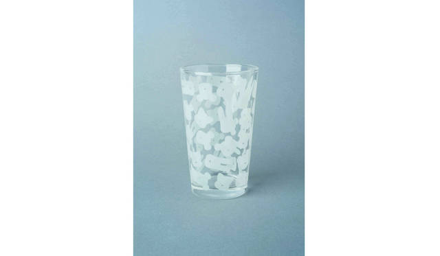 <strong>フロストパターングラス</strong>／価格 972円　　© 大図まこと BE@RBRICK TM & © 2001-2016 MEDICOM TOY CORPORATION. All rights rserved.