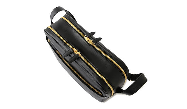 「SHOULDER」<br /> 価格｜7万7760円<br /> サイズ｜W38×H26×D12(cm)<br />