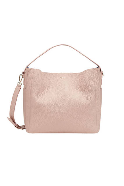 CAPRICCIO（カプリッチョ）<br><br> マテリアル｜ダブルフェイスカラーレザー<br> カラー｜ヌードベージュ、オレンジ他<br> サイズ｜W32×H29×D19cm<br> 価格｜5万8000円（税別）<br>