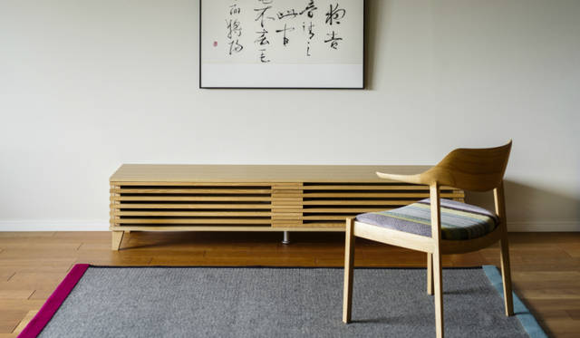 <strong>Rin</strong><br />価格｜26万4600円<br />サイズ｜約W1800×D470×H370mm<br />素材｜ウォルナット、ホワイトオーク<br />塗装｜ラッカー塗装仕上げ<br />