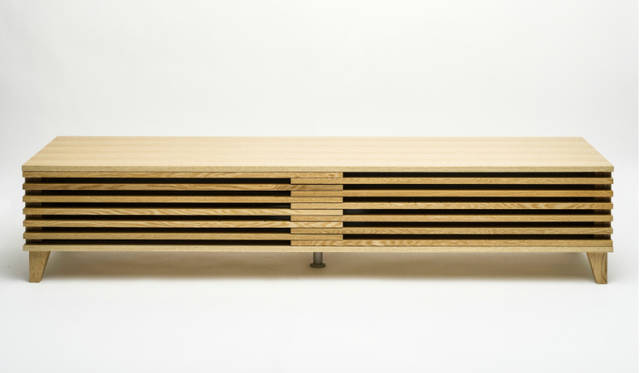 <strong>Rin</strong><br />価格｜26万4600円<br />サイズ｜約W1800×D470×H370mm<br />素材｜ウォルナット、ホワイトオーク<br />塗装｜ラッカー塗装仕上げ<br />