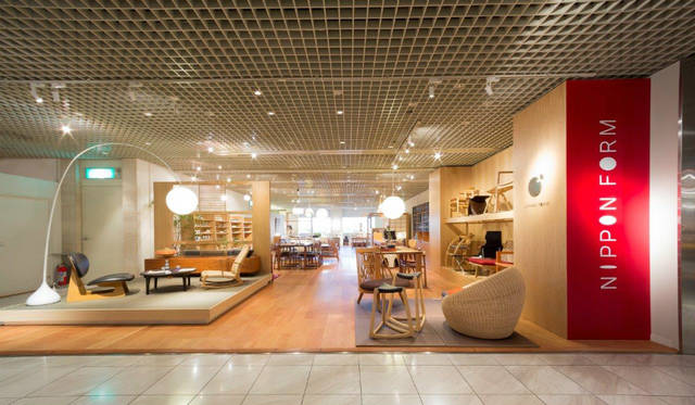 <strong>Rin</strong><br />価格｜26万4600円<br />サイズ｜約W1800×D470×H370mm<br />素材｜ウォルナット、ホワイトオーク<br />塗装｜ラッカー塗装仕上げ<br />