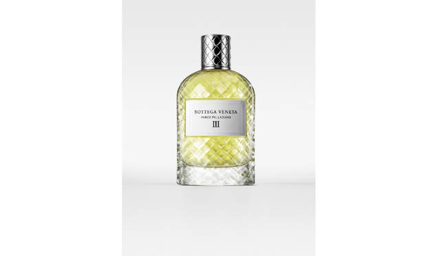 <strong>パルコ パッラーディアーノ Ⅲ</strong><br>秋に庭に植えられた洋ナシの木に香る空気を再現している。洋ナシの実が枝から落ち、青草の上に転がった情景を香りで表した。新鮮なミントの香りが、熟した洋ナシのあたたかみのある香りを引き立てる。