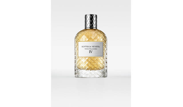 <strong>パルコ パッラーディアーノ Ⅳ</strong><br>日差しの中から香りが立ち昇る夏の庭の感覚をとらえた。香水には滅多に使われることがないツツジを使った。太陽をたっぷりと浴びたなめらかな香りが広がる一方で、落ち着いた香りがイタリアの夏の世界感を際立たせる。