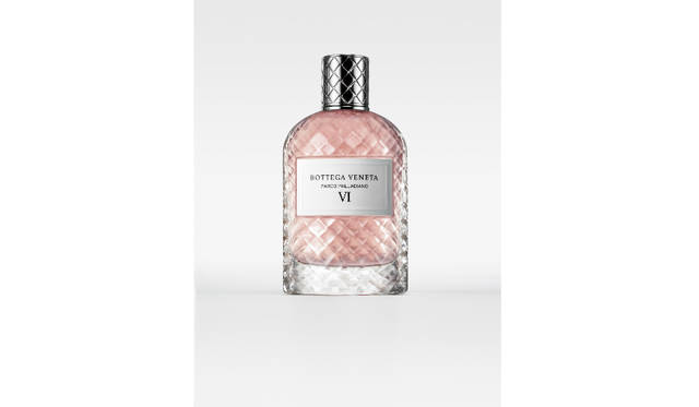 <strong>パルコ パッラーディアーノ Ⅵ</strong><br>1日中日差しを浴びたローズの花盛りを迎える寸前の香りを表現した。官能的で、スパイシーな香りを中心に据えている。ローズの濃厚な香りと、木製の家具のあたたかみのあるウッディな香りが入り混じる。