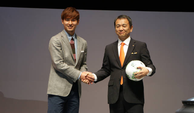 サプライズゲストとして登場したのは、ポルシェ ドライビング アスリートの南野拓実選手。南選手は、FCレッドブル・ザルツブルク所属でフォワード・ミッドフィルダーをつとめる