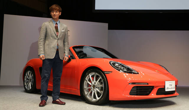 サプライズゲストとして登場したのは、ポルシェ ドライビング アスリートの南野拓実選手。南選手は、FCレッドブル・ザルツブルク所属でフォワード・ミッドフィルダーをつとめる