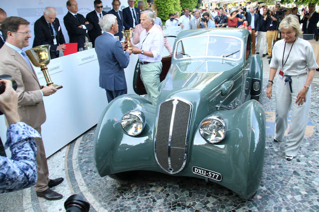 初日の招待客の投票による「コッパ・ドーロ」に選ばれた1933年ランチア・アストゥラ・セーリエⅡ。「1945年以前のスーパーカー」の部におけるクラスウィナーにも選ばれた。