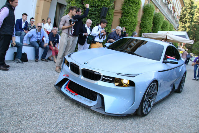 BMWが前夜祭で世界初公開したコンセプトカー、2002オマージュ。