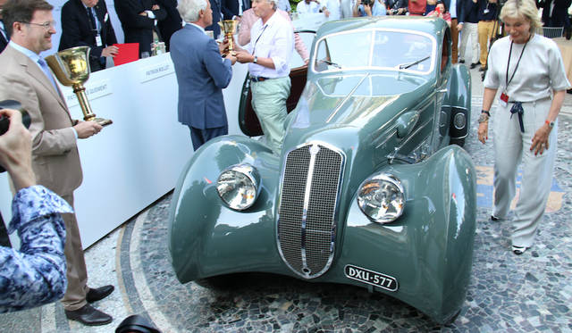 初日の招待客の投票による「コッパ・ドーロ」に選ばれた1933年ランチア・アストゥラ・セーリエII。「1945年以前のスーパーカー」の部におけるクラスウィナーにも選ばれた。