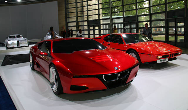 創業100周年を記念してBMWが展示したオマージュカーから。1978年M1(右)と2008年M1オマージュ(左)。