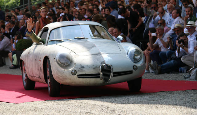 ユネスコ協賛の「世界自動車遺産年」賞を獲得した1961年アルファ・ロメオ・ジュリエッタSZ。ボディ半分に、あえて再生前の状態を残している。
