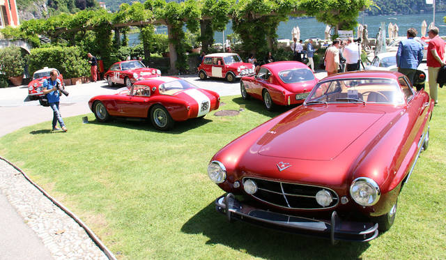 初日の「グランド・ホテル・ヴィラ・デステ」会場で。右は「小さなパフォーマンス」の部の選外佳作賞を獲得した1954年フィアット8Vスーペルソニック・ギア。