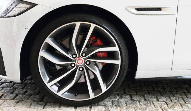 XF Sのホイールは19インチ