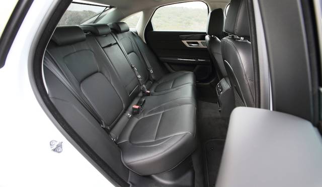 後席のレッグルームは先代より15mm、ニールームで24mm、ヘッドルームが27mm拡大している