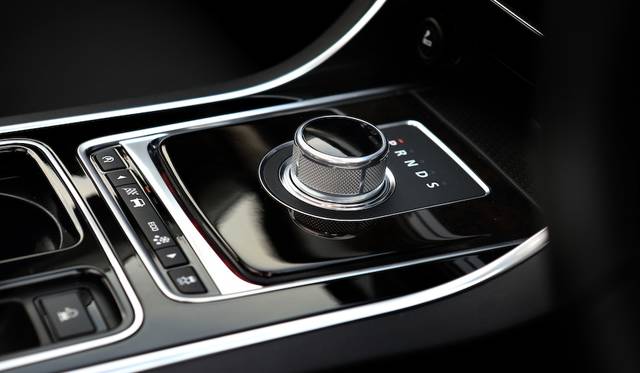 ギアセレクターは伝統の円筒式。その下のジャガードライブコントロールは、「ダイナミック」「ノーマル」「ウィンター」と選択可能