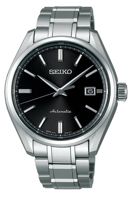 <strong>プレステージライン<br />SARX035</strong><br />ケース｜ステンレスケース（ダイヤシールド）<br />風防｜サファイアガラス（スーパークリア コーティング）<br />直径｜40.8mm<br />ムーブメント｜自動巻き（Cal.6R15）<br />精度｜日差 +25秒 〜 −15秒<br />機能｜日付表示<br />ブレスレット｜ステンレススチール<br />防水性能｜10気圧<br />価格｜10万円（税別）<br />